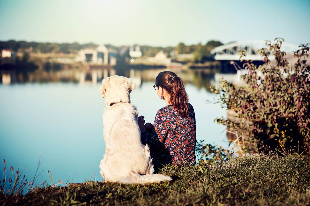 Sunita Schwarz mit ihrem Hund Einstein